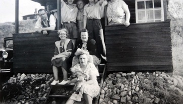 VED STRANDEN 12 - LYSTRUP STRAND, familien Kristensen ved terrassen i 1940erne.